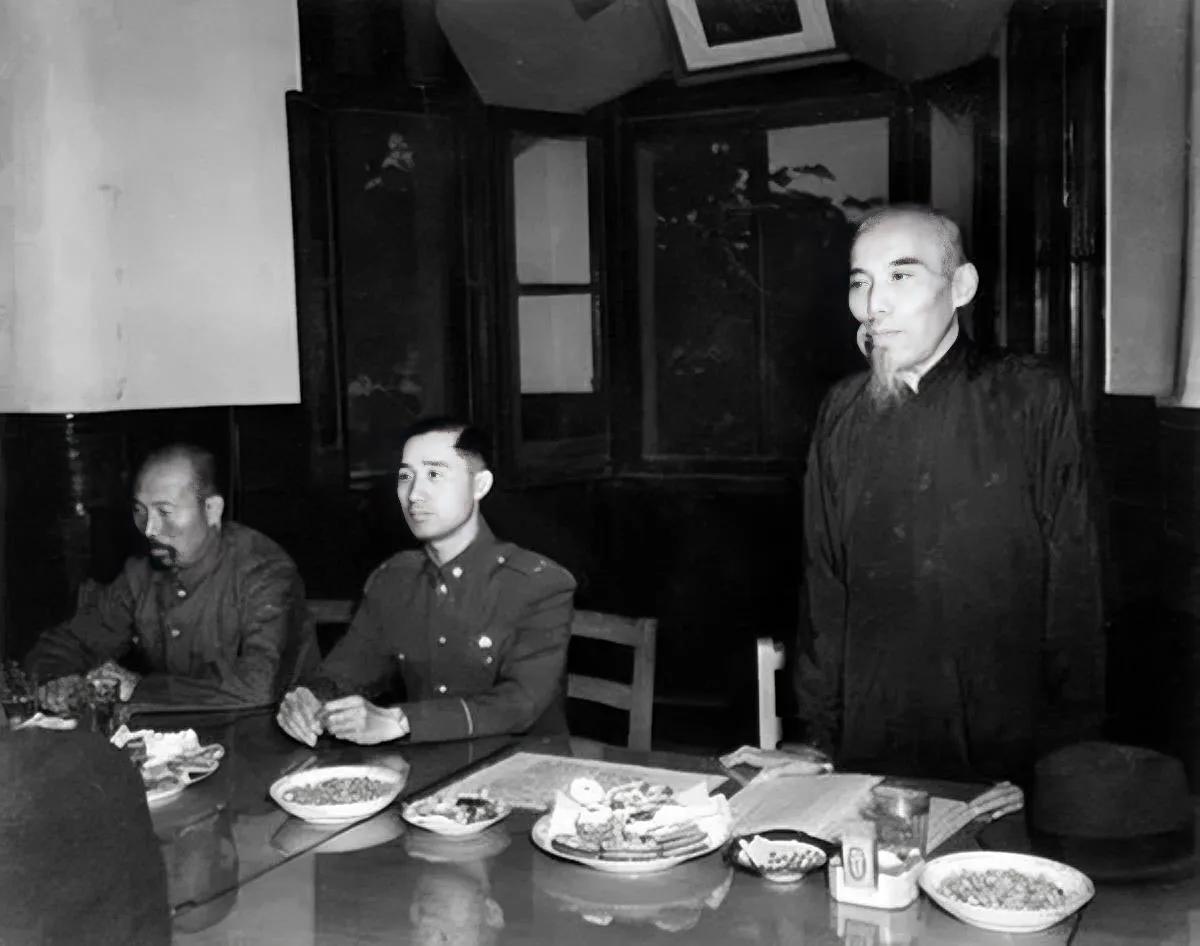 1948年，南京，吴满有变节投降后，留下的一张老照片，当时的国民党反动派，为他准