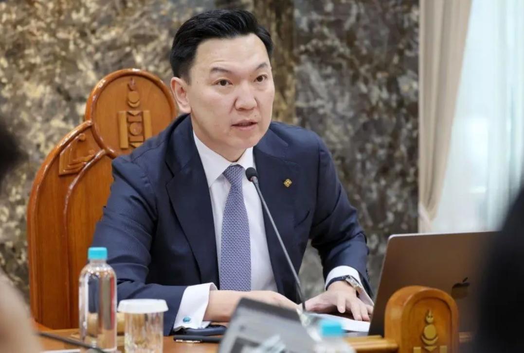 上台刚满五个月的蒙古国总理乌其尔勒，正面临一场来势汹汹的政治围攻。他前脚刚喊出“