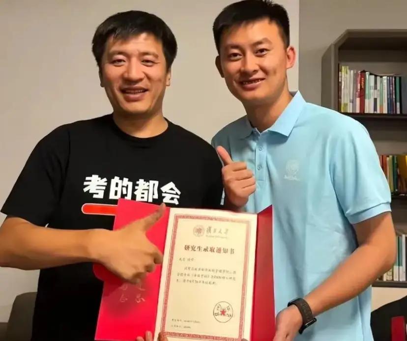 看看这样照片，咱就说他俩像不像？

大家看从鼻子往下，看看张老师和武老师像不像，