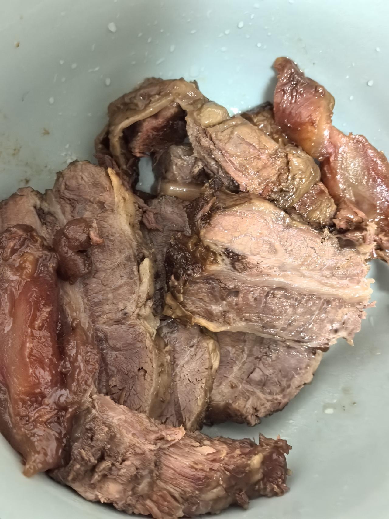 端午节到了，买了五斤熟驴肉。刚出锅的肉还是热乎的。因为和店主比较熟，给了优惠价，