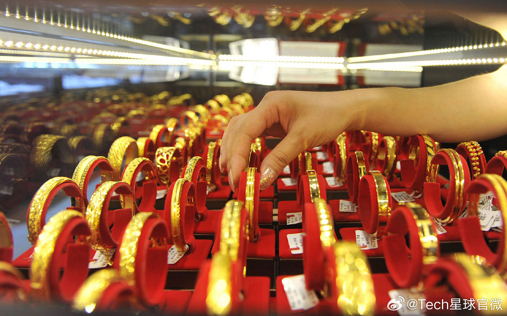 多家品牌金饰价格跌破1300元 【金饰价格集体跌破1300元 】6月10日亚洲早