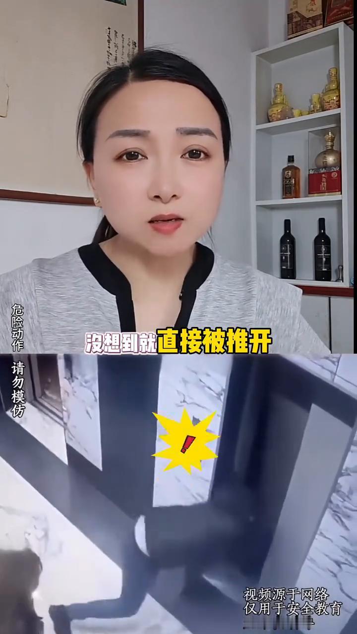 视频里的小男孩只是轻轻推了一下电梯门，没想到就直接被推开，整个人就掉进了电梯井里