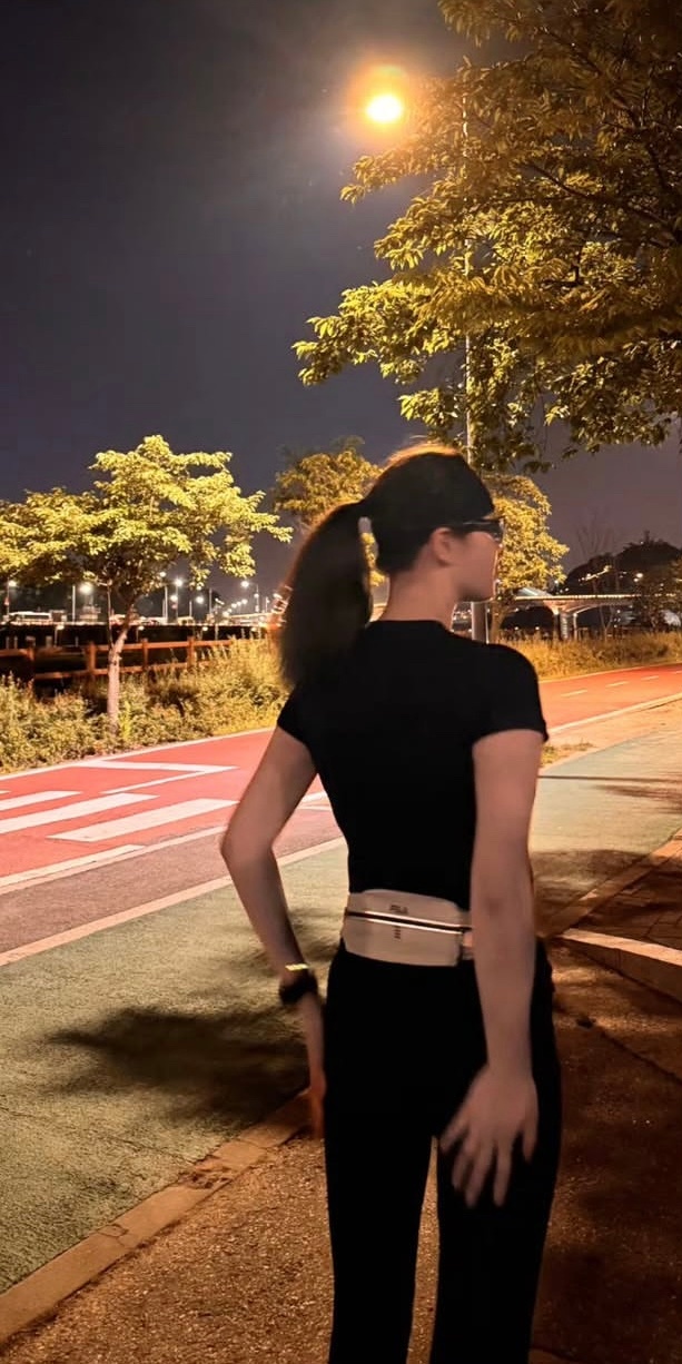 俞定延巡演回国后的每天日常可以充分想见——落地先赶趟儿给好朋友录个新歌Cha拍完