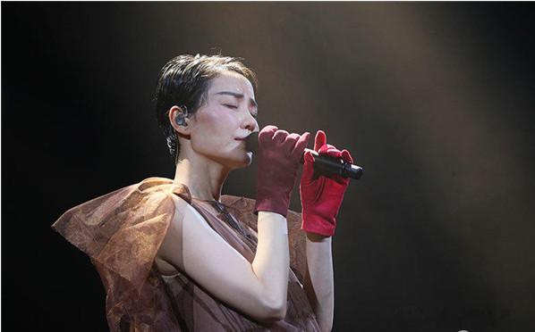 王嘉尔粉丝指蔡徐坤抄袭红手套 对这两位都是路人观感，不讨论此事的对错。只是说到戴