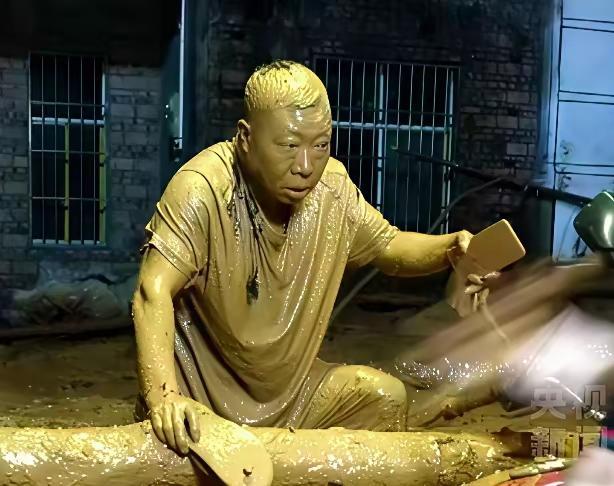 那张照片你肯定见过。

一个周身覆满黄泥之人，面容模糊难辨五官，唯有一双眼眸，依