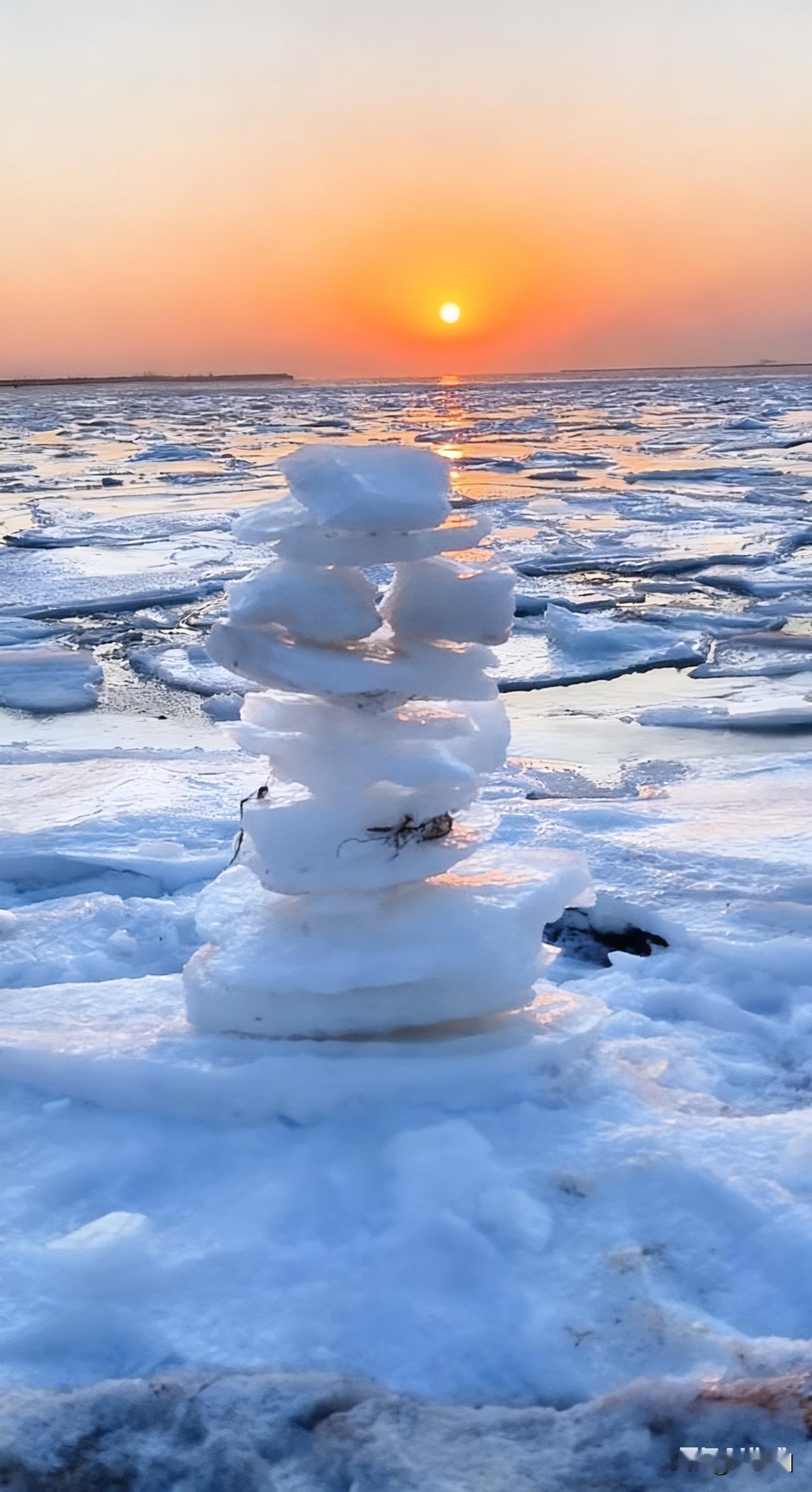 当寒光 从水纹内部开始凝结，

鱼群用脊背推敲最后的航线。

夕阳沉没前 交出所
