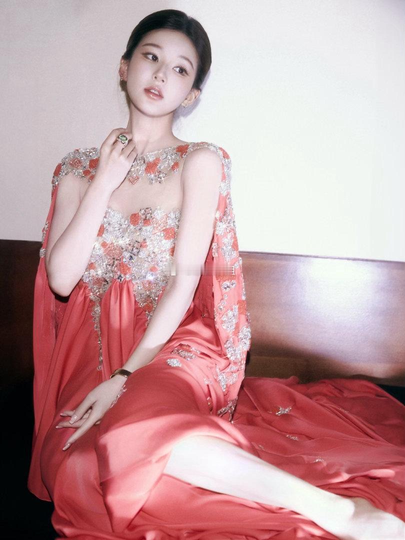 VOGUE出发图｜🦋赵露思的VOGUE活动的造型啦！珊瑚粉缎面高定礼服，柔美的