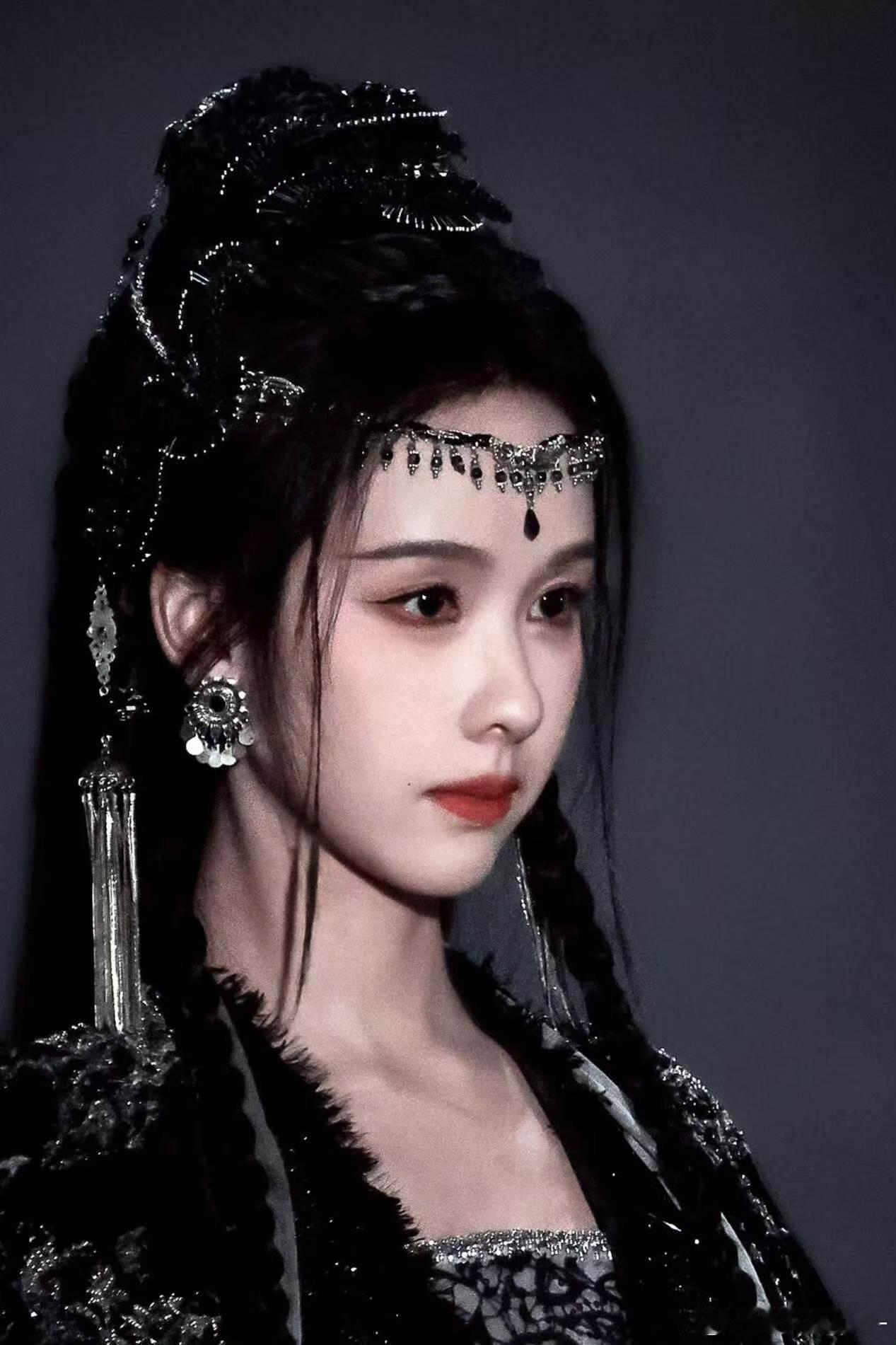 陈都灵怎么哭得乱七八糟的陈都灵在《月鳞绮纪》里的哭戏路透真的好绝。雾妄言哭得梨花