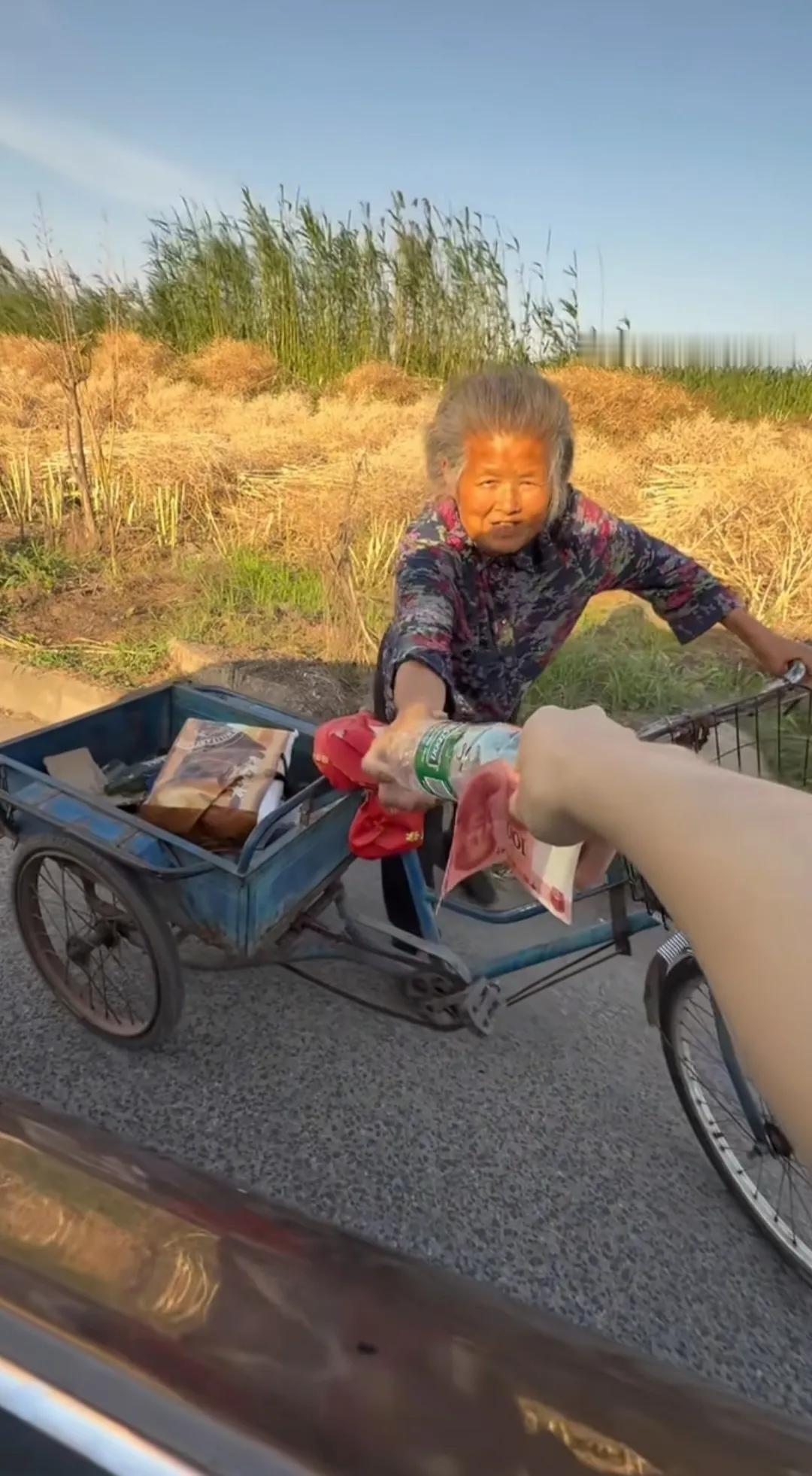 04年我北漂时，下班准备乘公交车，碰见一位带着孩子乞讨的老人，就把身上仅有的一元