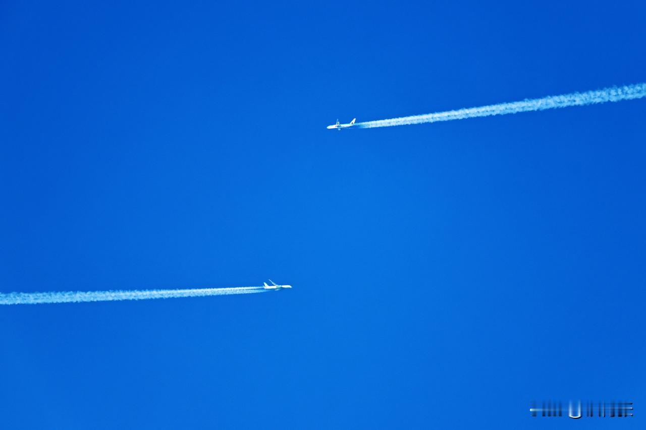 飞机在空中交汇