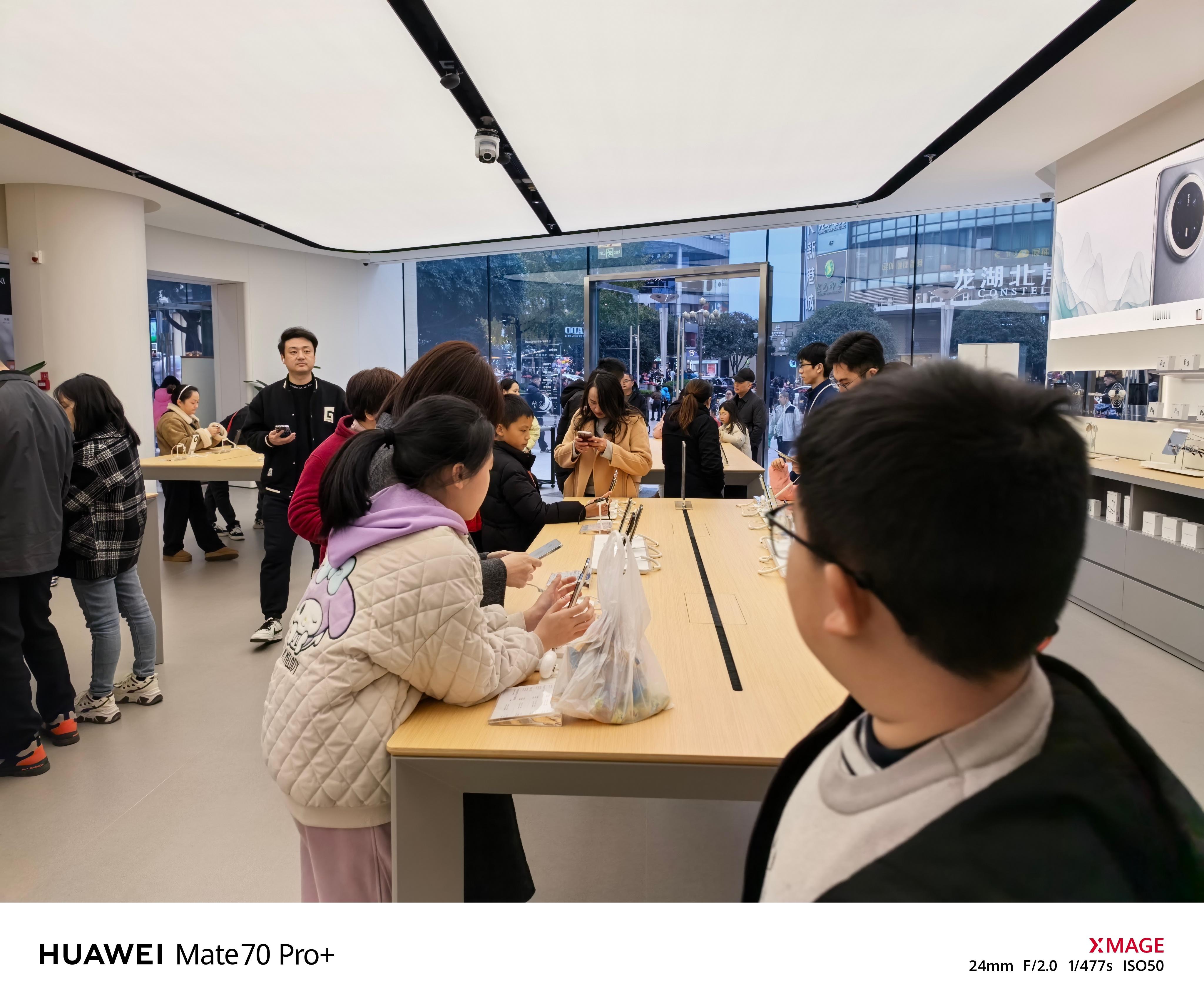 华为门店也被很多小孩哥小孩姐占领，不过他们似乎对Pura70系列和平板更感兴趣[