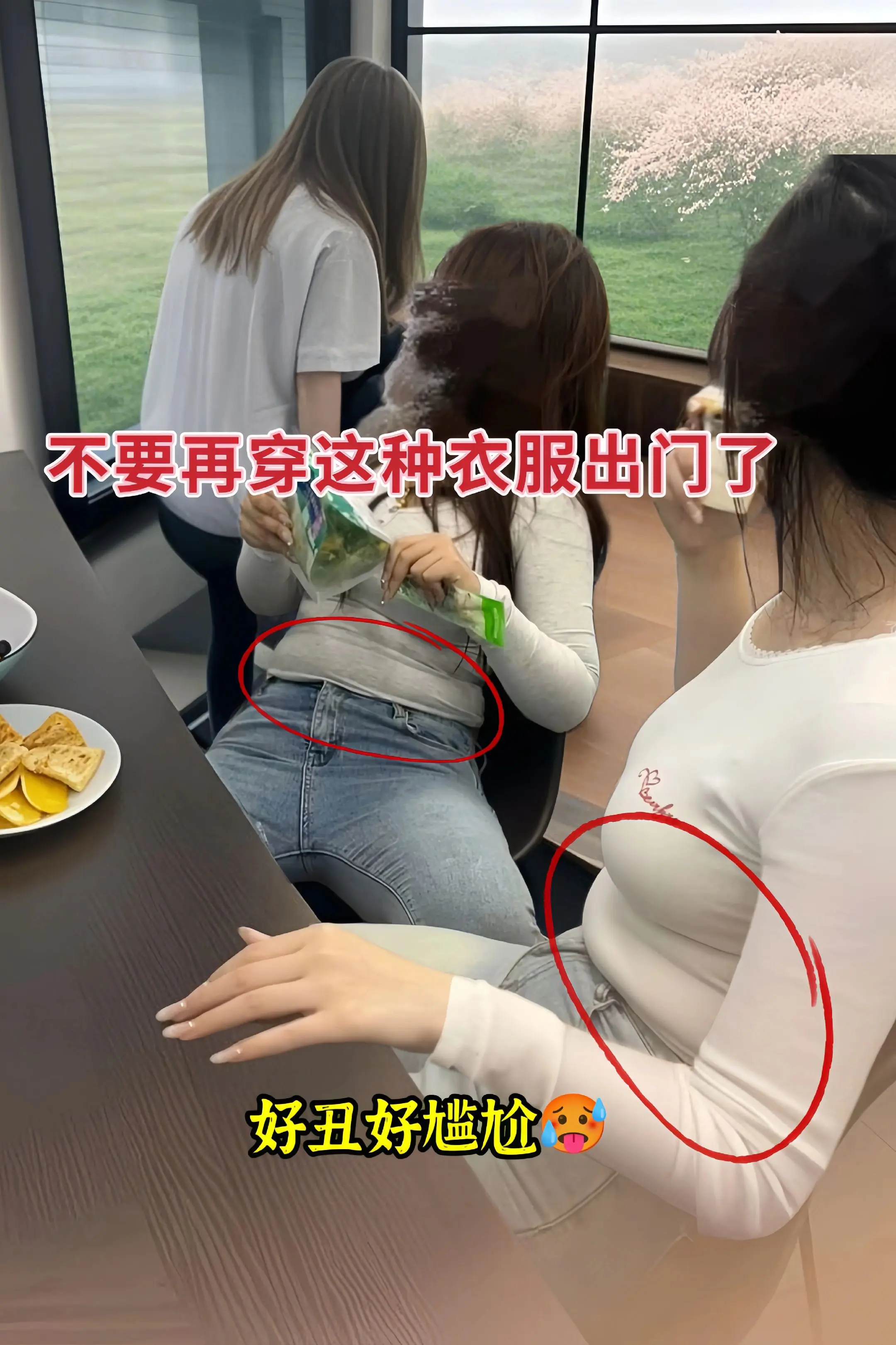 被姐妹们追着要链接的大码U领针织衫，谁穿谁爱！加宽U领设计，巧妙拉长颈...