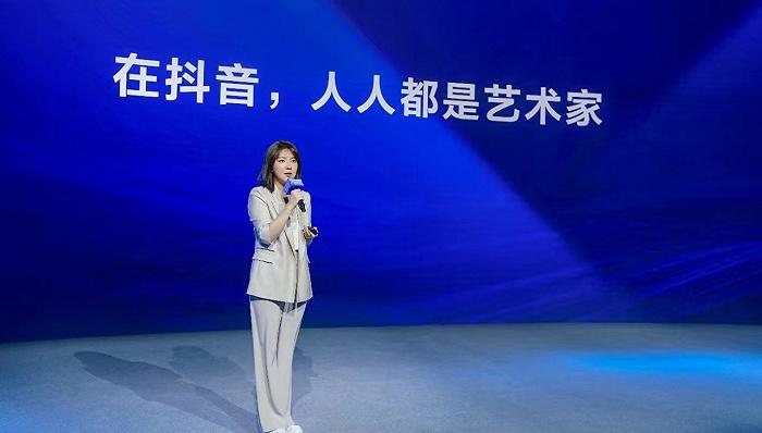 一手打造抖音的张楠宣布辞去抖音集团CEO一职，未来将把精力聚焦在剪映的发展上。她