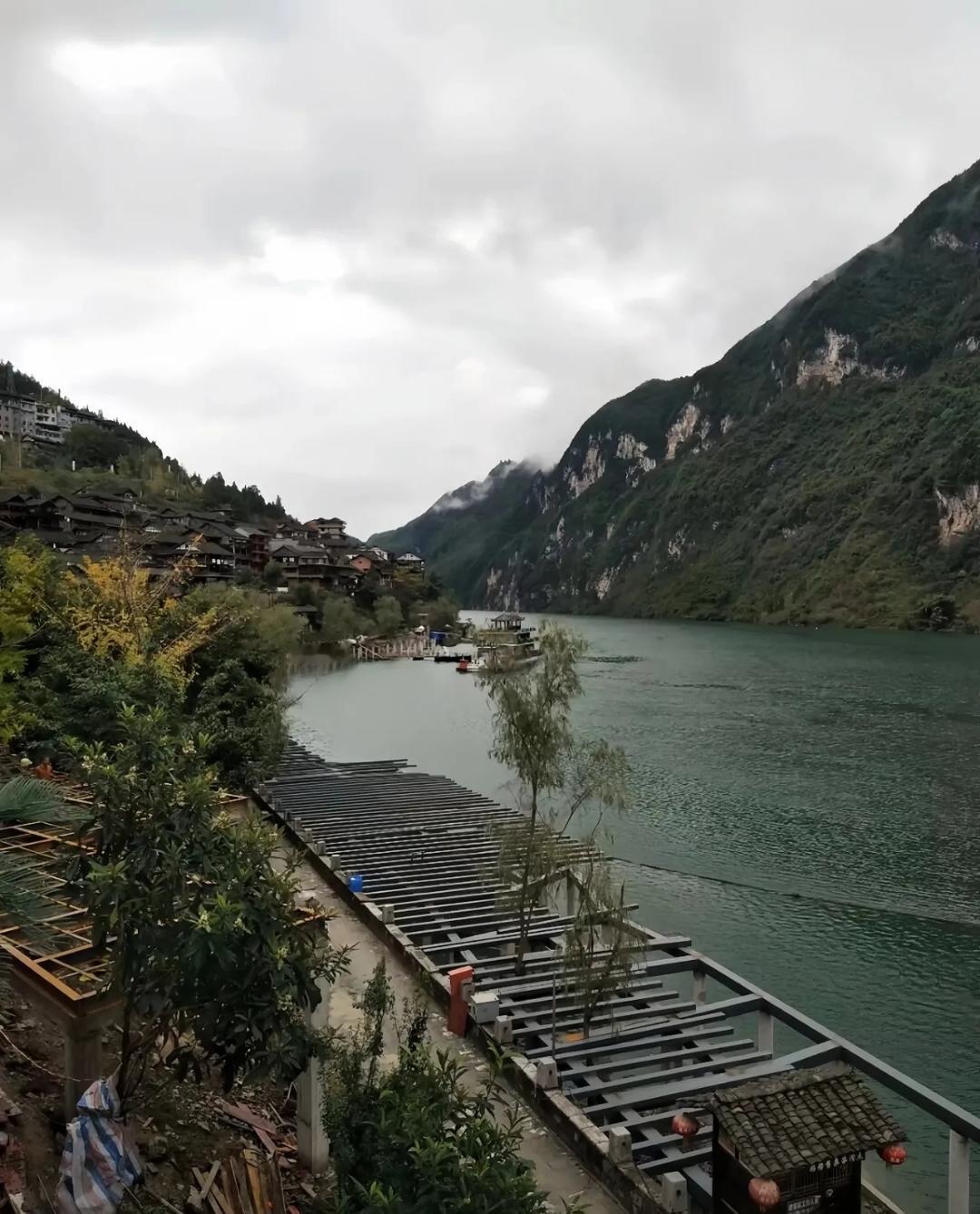 老林躲了亲戚街坊三年，就为了躲一句孩子的婚事。他儿子36岁，模样能力都拔尖，收入