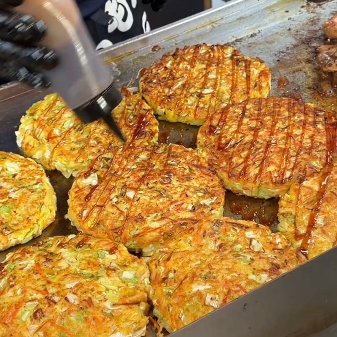 救命！大阪街头的夜市也太香了吧！🌙 刚拐弯就闻到葱油香，转头就看到这锅“料王”