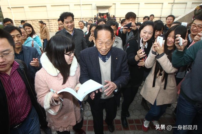 生活变好了
就有人为了利益
罔顾事实刻意抹黑人民的英雄
今日，一个抖音，快手合计