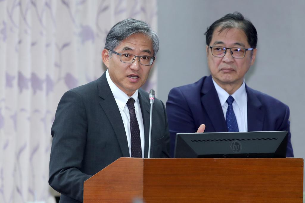 国民党台北市党部主委黄吕锦茹涉罢免联署书伪造文书案，确定羁押禁见。黄吕锦茹遭羁押