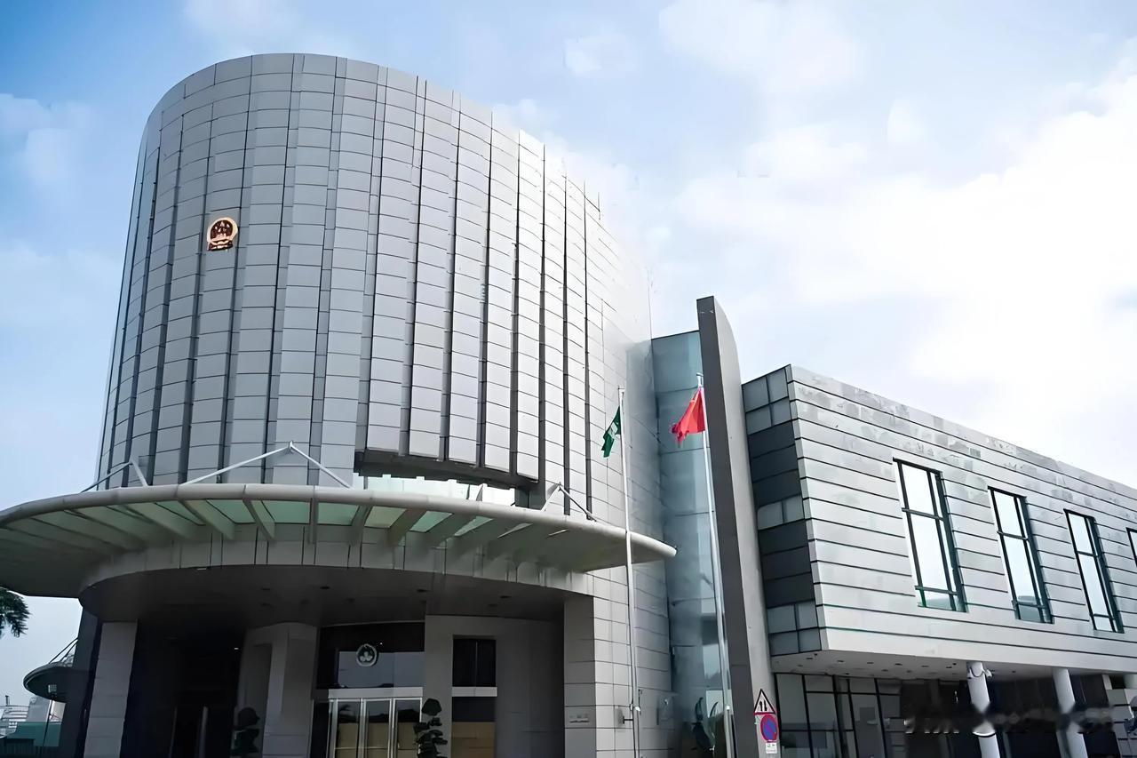 七律：澳门纪游
孤悬海外三千里，未见王师四百秋。
七子歌凝相聚泪，五星旗慰别离愁