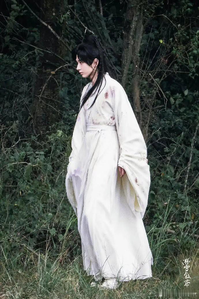 成毅在《山海经之再见从兽》中的战损造型，让人不禁梦回李莲花，那份破碎感与坚韧，让