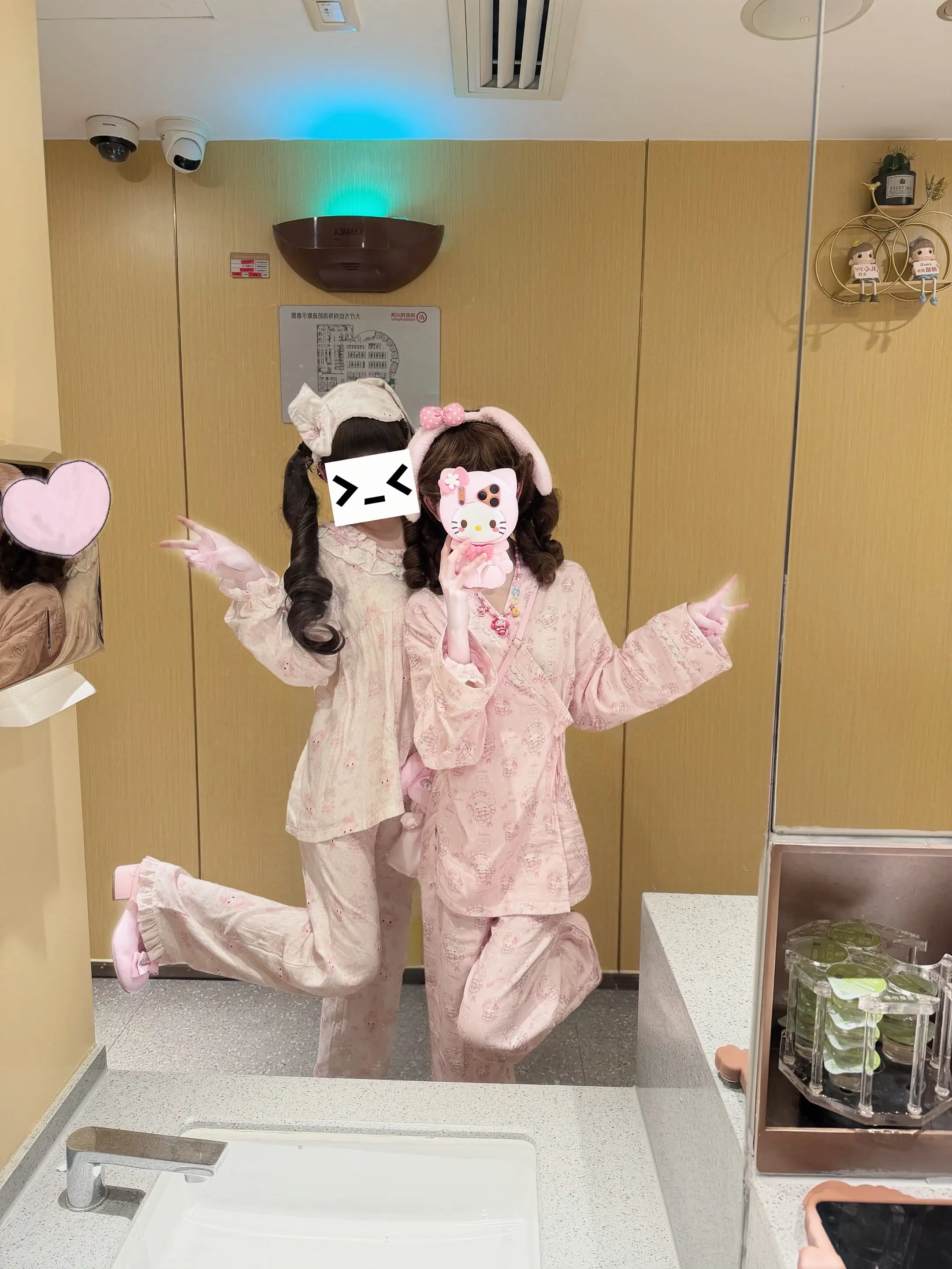 闺蜜陪我穿睡衣萌萌出门好吗