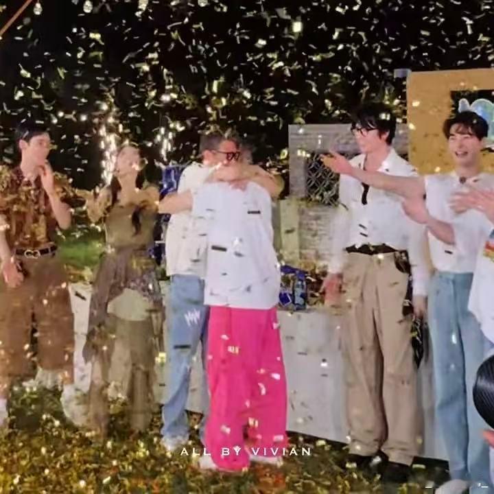 独属群像综艺的顶级浪漫 地球超新鲜 《地球超新鲜》最后一站杀青，集体留念的画面满
