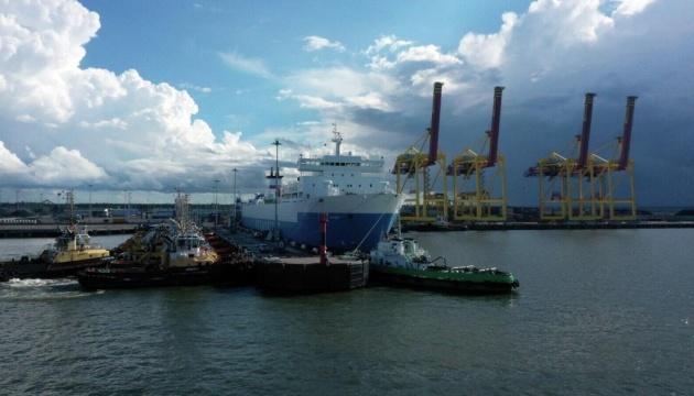 乌克兰深入俄罗斯纵深1000公里实施打击！俄罗斯乌斯季-卢加港遭无人机袭击引发火