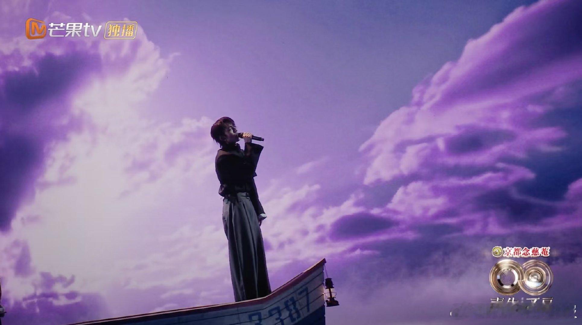 谁懂啊！林宥嘉一开口就是青春回忆杀！《浪费》的旋律搭配他独有的嗓音，撑着小船的舞