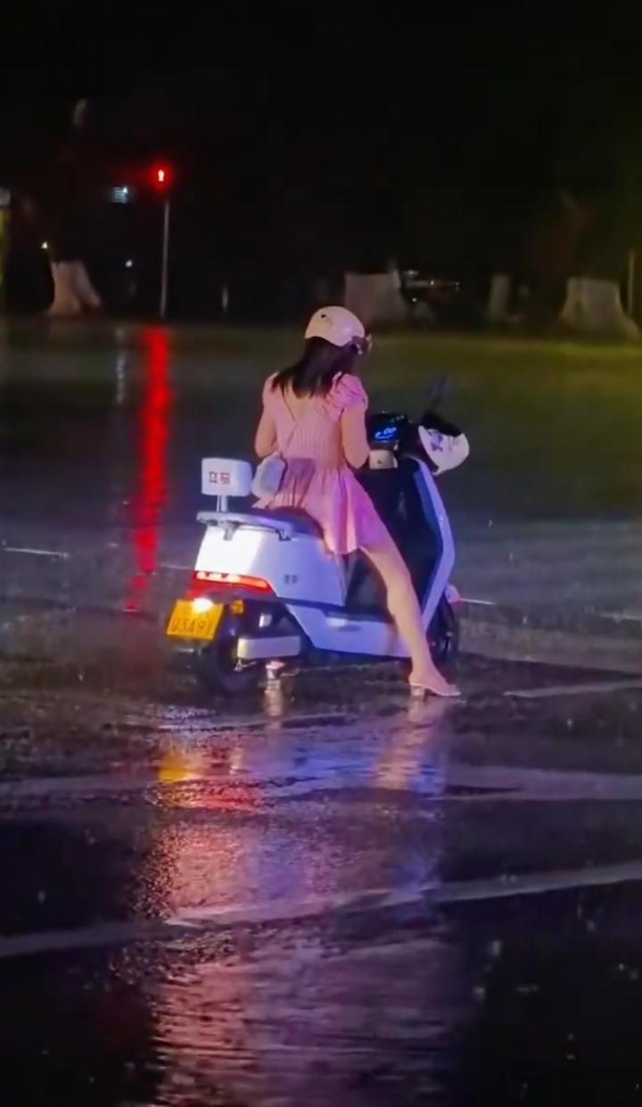 大雨中的女孩！
女孩一个人淋雨可以 ，当她找了个男人后再淋雨 ，就会骂男人没本事