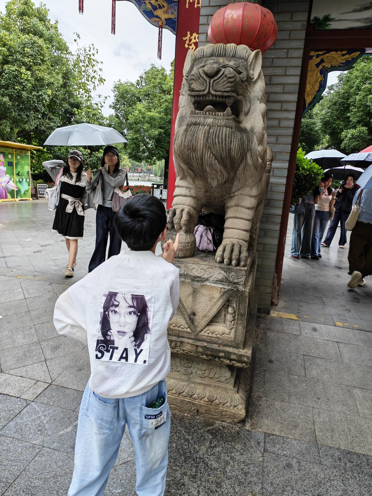 数学单元测验，女儿只考了60多分。她没有把卷子拿回家，而是自己模仿我的笔迹，签上