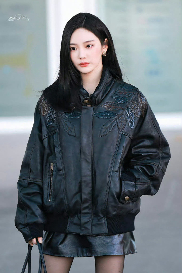 宁艺卓机场allblack造型 宁艺卓机场allblack造型，坐等宁宁闪耀米兰