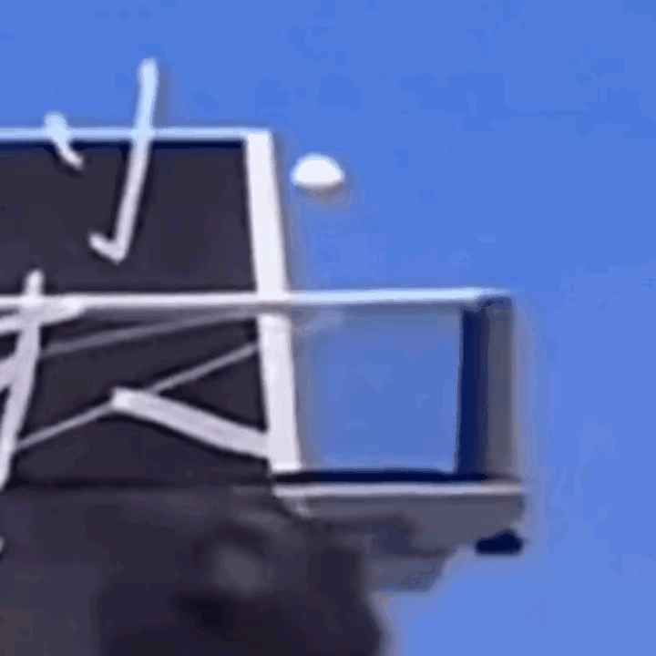 再换个角度，小白球是从网上侧旋而过，飞向对面的，球擦边(棱)后，改变了运动轨迹。