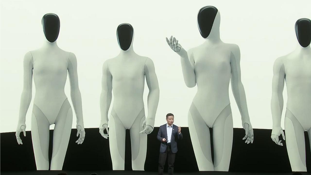 11月5日，在2025小鹏科技日上，小鹏发布了行业首个“女性”机器人IRON。猫