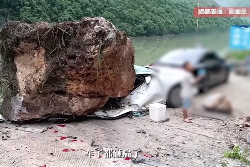 “这保险给赔吗？”贵州，一钓鱼佬开车去湖边钓鱼，刚把车放到路边，不料，山上突然落