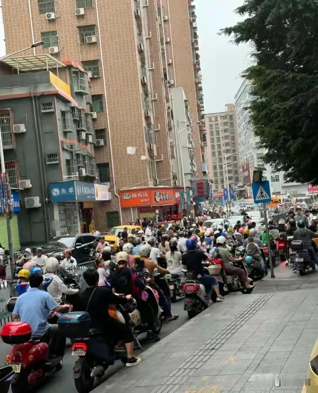 气候适宜，珠三角一年大多月份，除了下大雨或暴晒，骑电瓶车实在太爽！坐新能源车还晕