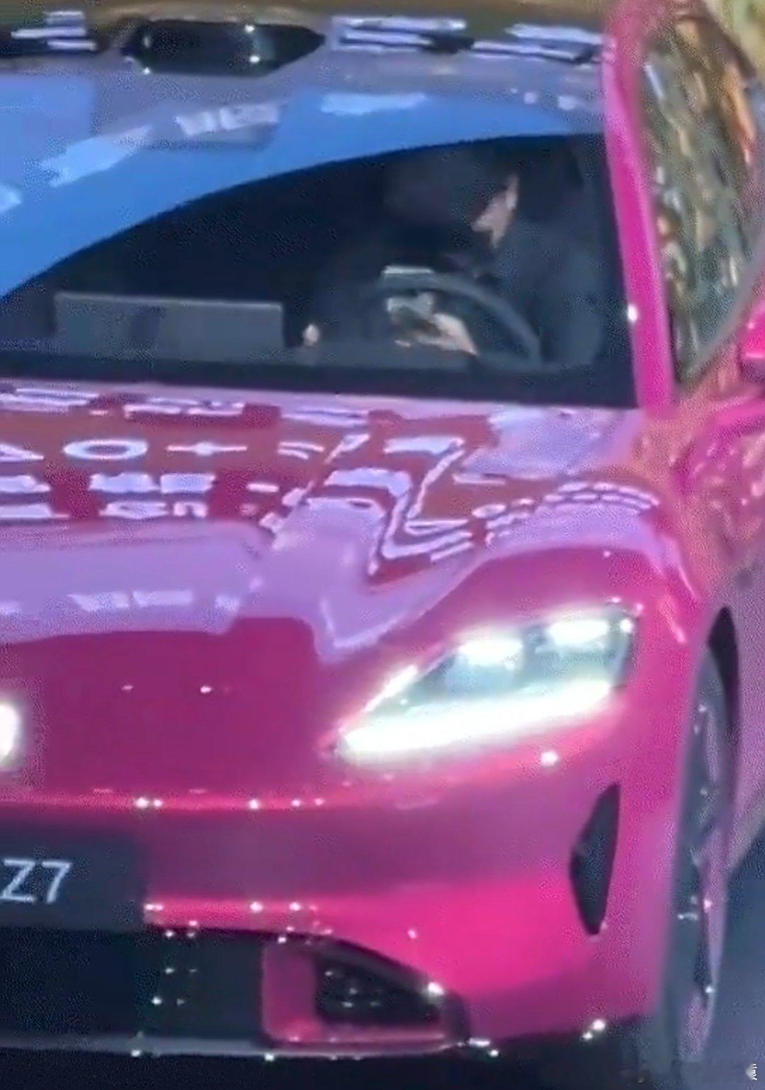 尚界Z7疑似故障驾驶员在车内用手机鸿蒙智行回应网传尚界Z7趴窝:为了让大家更好地