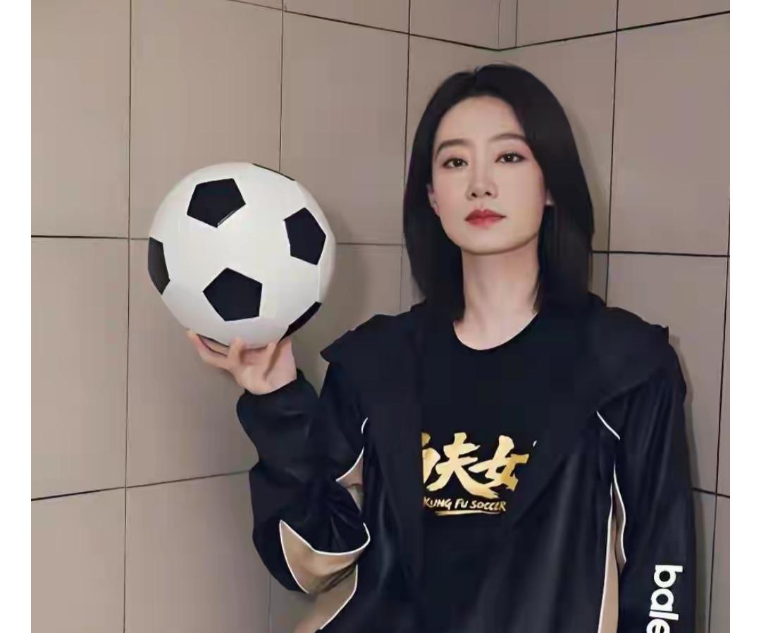张小斐演《功夫女足》演技炸裂，网友们又看好她了。

她在表演前都秘密训练很久，才