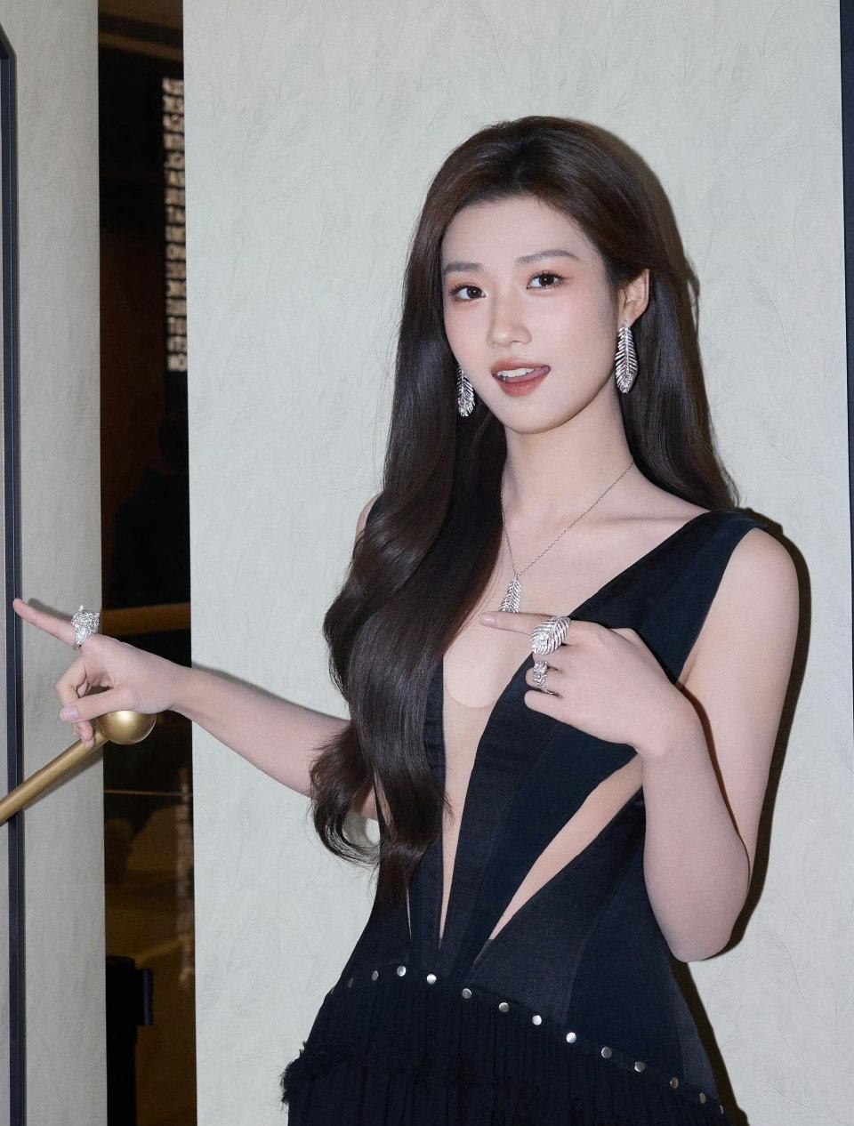 别再用“氛围感”解释了。
卢昱晓的造型师，用的是一套精确到毫米的“呼吸感”策略。