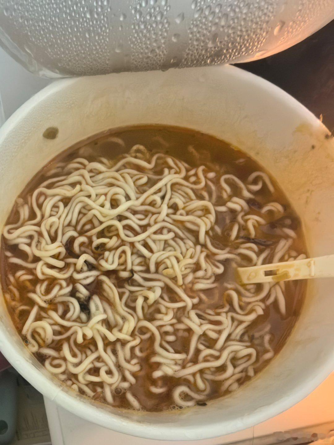 随手拍简单吃点吧，一桶老坛酸菜的快乐！ ​​​