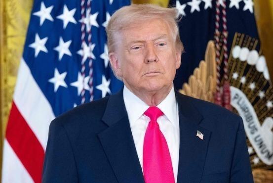 特朗普比谁都清楚，总统任期只有短短的四年时间，他再怎么努力，国内经济也是难有起色