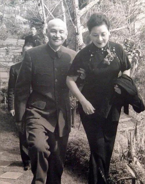 中国在民国时期为啥被日本人打的那么惨，杀了几千万，其实罪魁祸首就是蒋介石和他的家