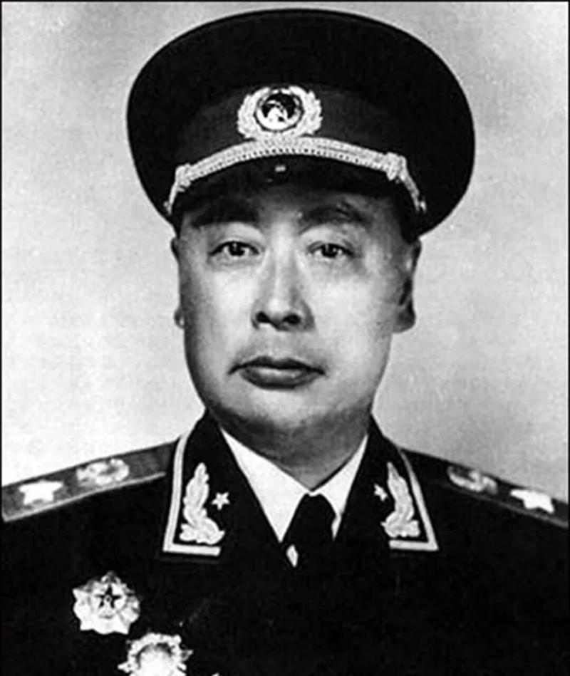 陈毅是个特殊人物。
不然他也当不了华野司令员兼政委，当不了上海市长，当不了外交部
