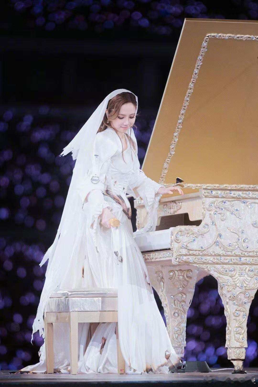 邓紫棋 再忙也要偷瞄你一眼 原来我们仰望她的同时，她也在偷偷看我们。邓紫棋的这份