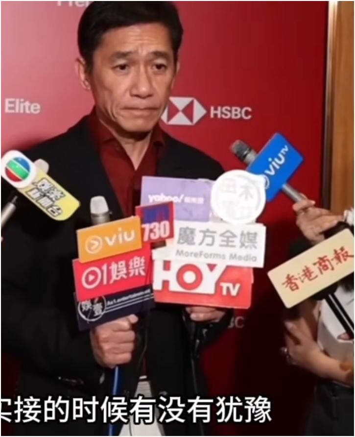 梁朝伟回应全裸戏份，透露新片《寂静的朋友》会在内地上映，记者问到全裸戏，伟仔淡定