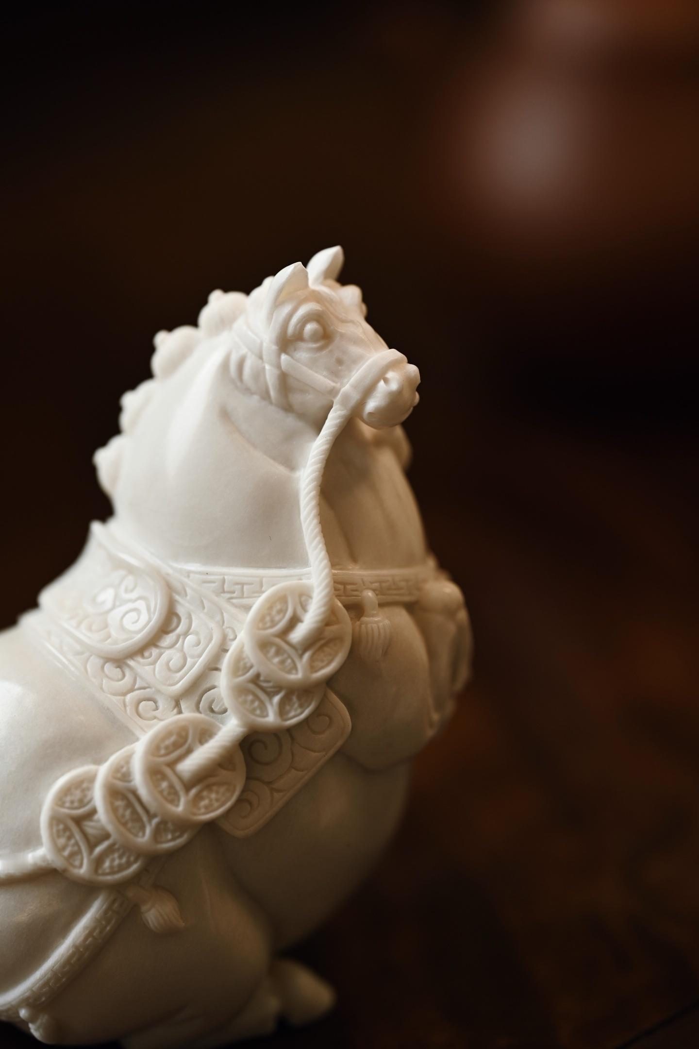 鹿角 | 马上有钱取材质密凝润，圆雕饱满结实，塑形写神颇具气势，骏马立姿，背驼铜