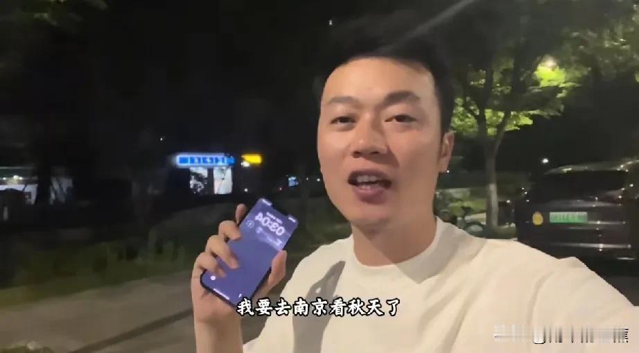 秋爸为了给孩子满满的父爱，不辞长途奔波，劳碌疲惫，也要在约定的时间见到孩子这份执