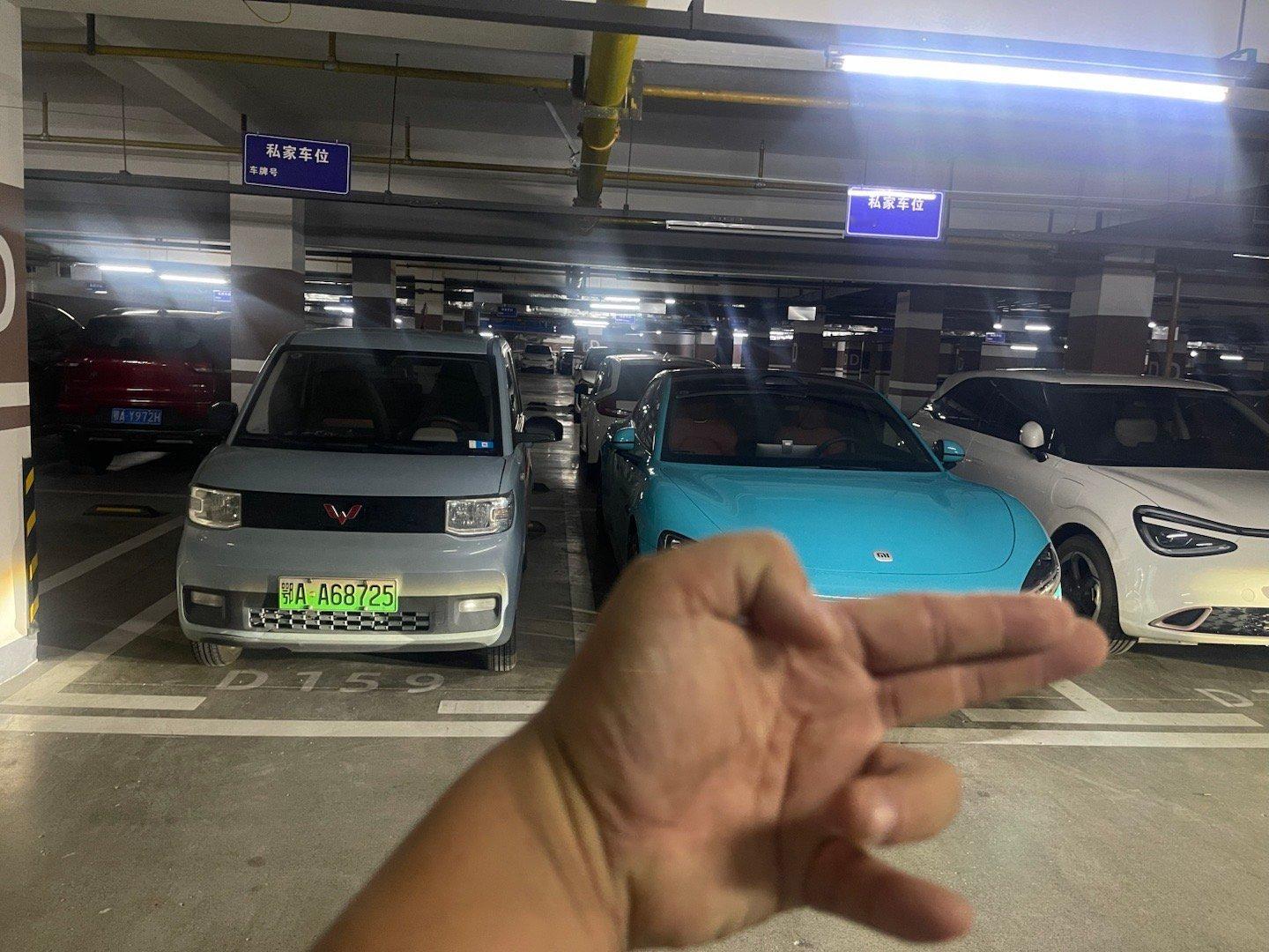 楼上邻居开小米Su7、我开二手宏光miniEV。有小伙伴卖我一台小电车，续航长的