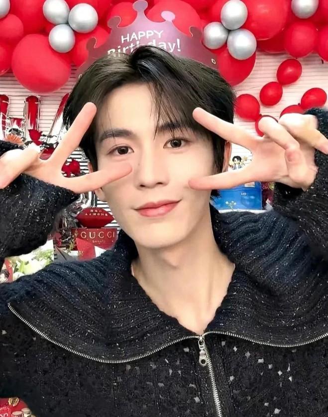 一件毛衣，222朵钩花，张凌赫穿在身，却点燃了全网30亿次的流量。
这不是高定，