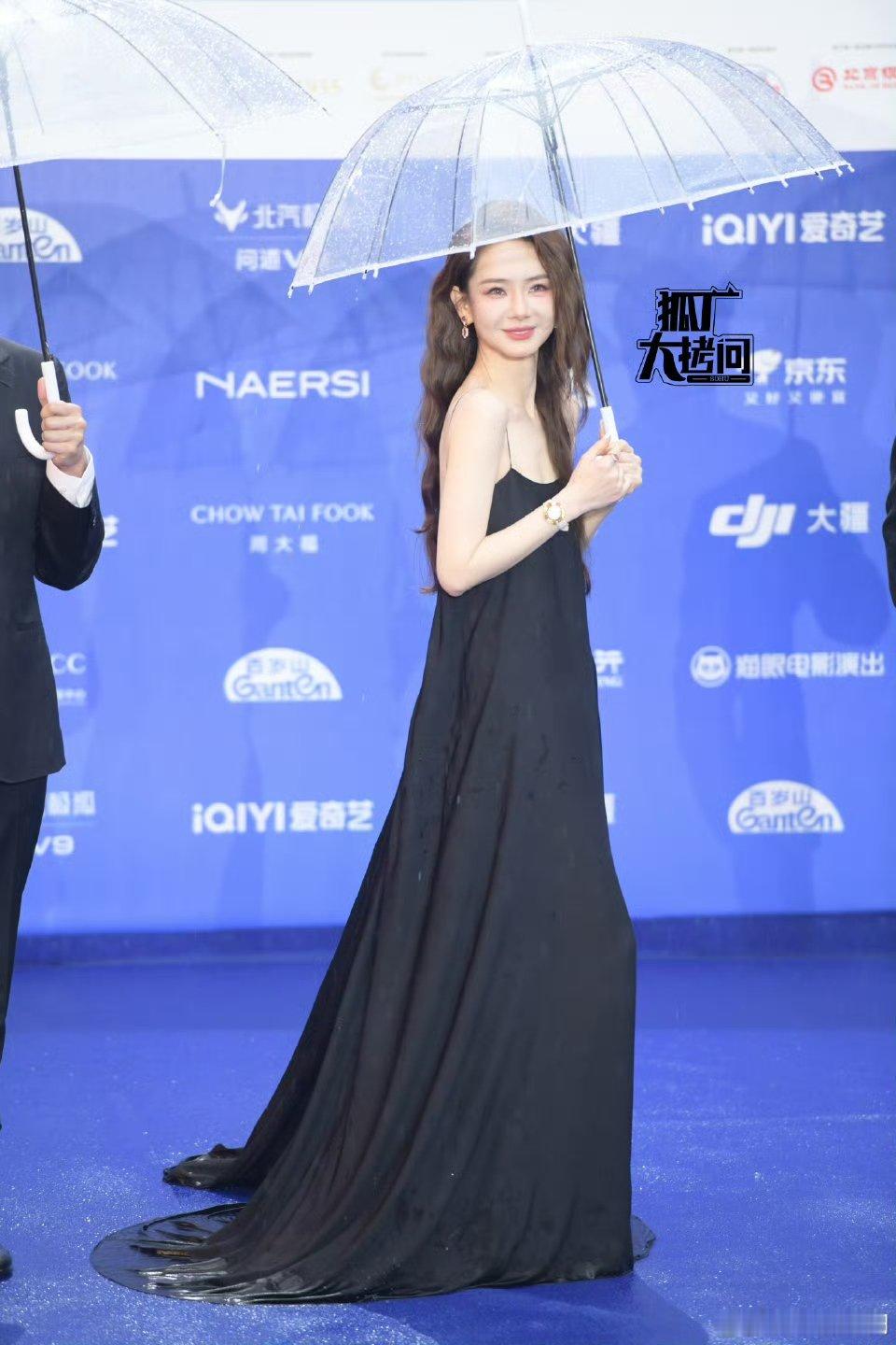 戚薇吊带露背裙好辣戚薇美成啥了《北影节红毯》被戚薇美到失语，吊带露背造型直接封神