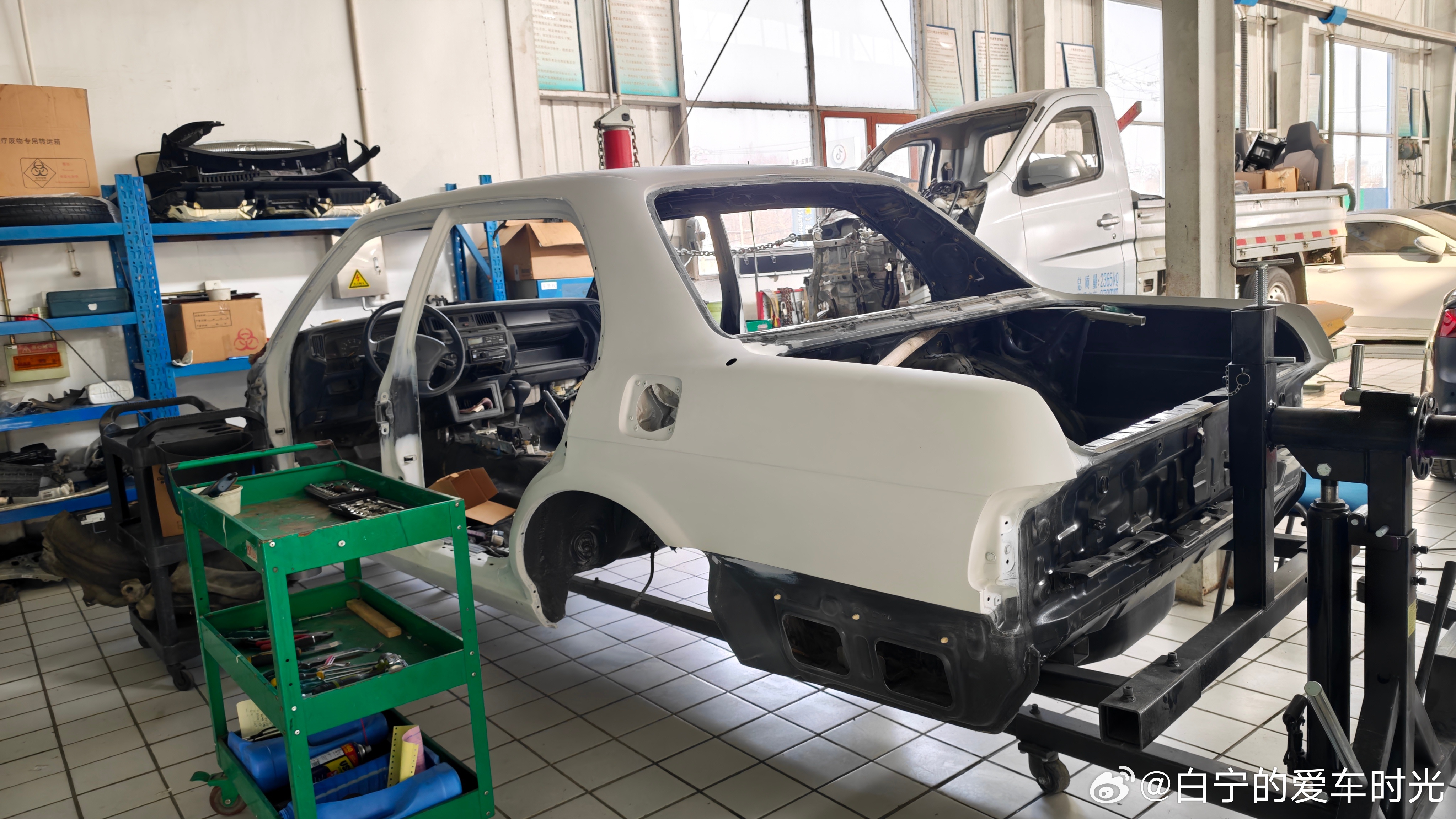 白星造车厂里永远是这么多熟悉的老车，现在这些车在路上越来越少了，在这里看到它们感