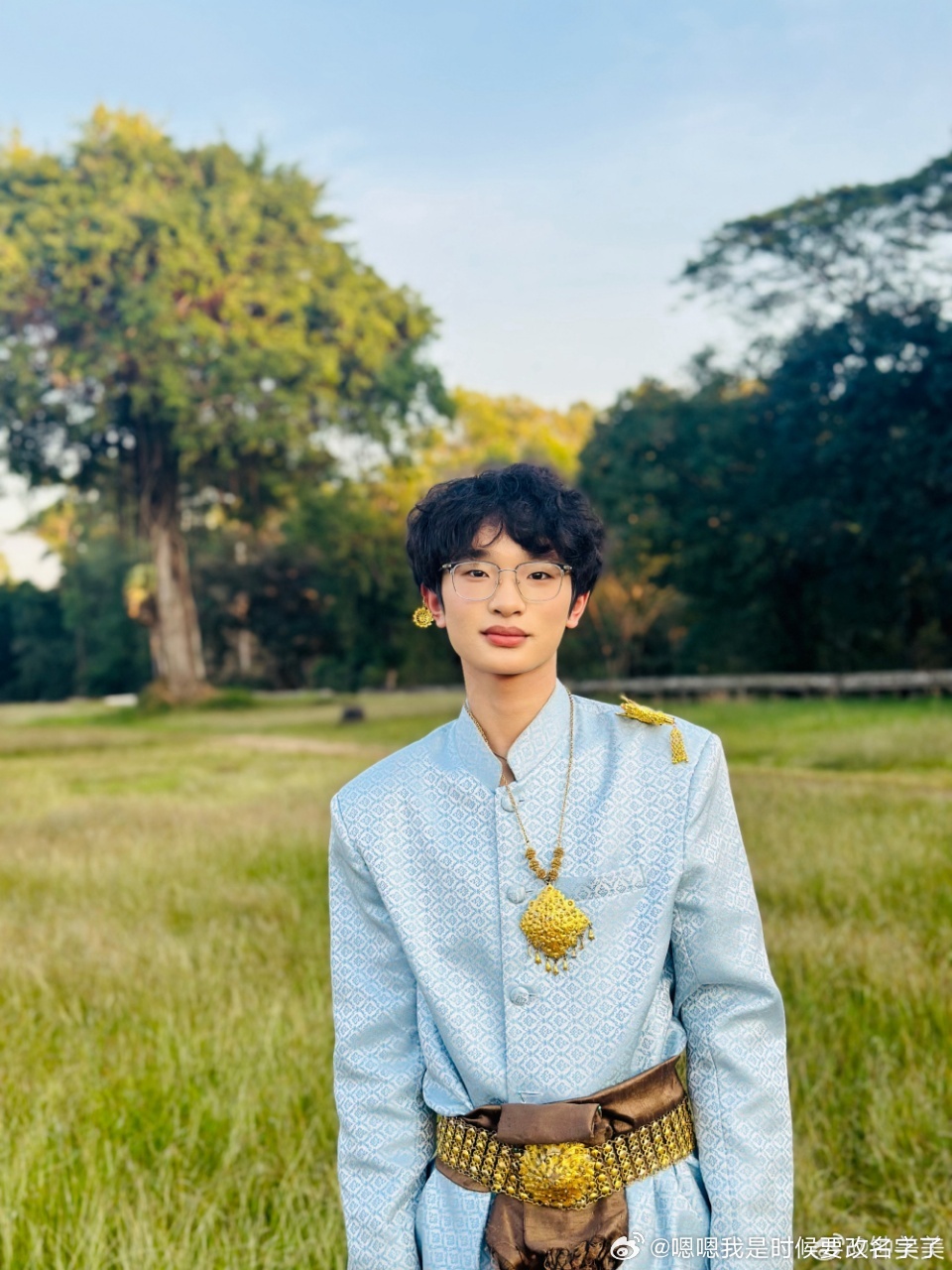 钟美美没有被原生家庭困住钟美美带着伤痕依旧活得自洽能接住生活里的细碎，也能扛住网